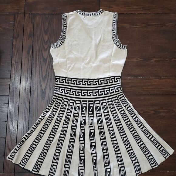 Women’s Slim Fit Sleeveless Pleated Dress – NWOT - L - Picture 3 of 7